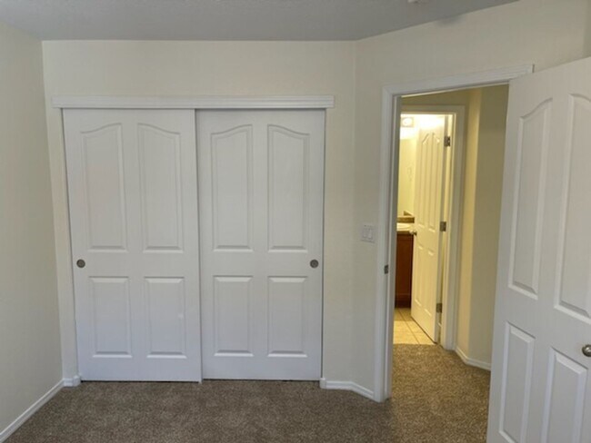 Building Photo - 3 bedroom 2.5 bathroom Townhome