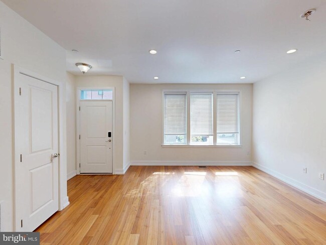 Building Photo - 909 Lakeview Ct