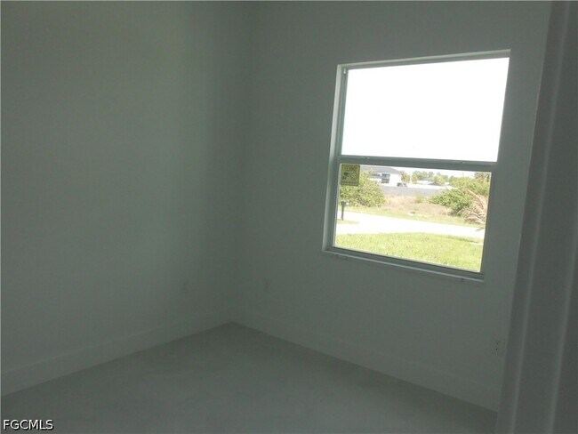 Building Photo - 320 Poplar St