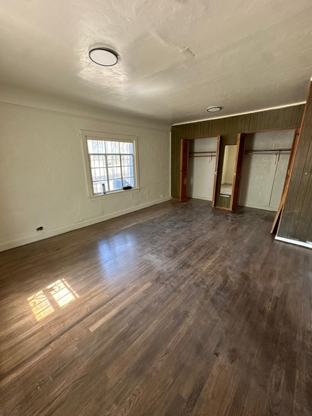Building Photo - 3317 E San Antonio Ave