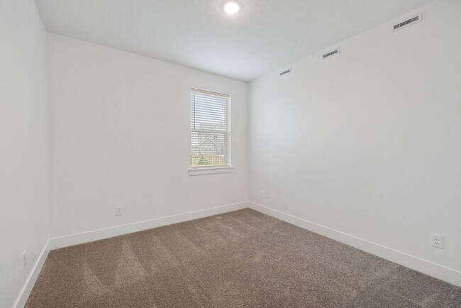 Building Photo - Move-In Ready Elegance - 4 Bedrooms! Pet Fridley!