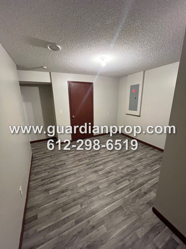 Building Photo - Woodbury House Available July 1, Gleaming Hardwood Floors, Fireplace, Lower Family Room, Fenced Yard