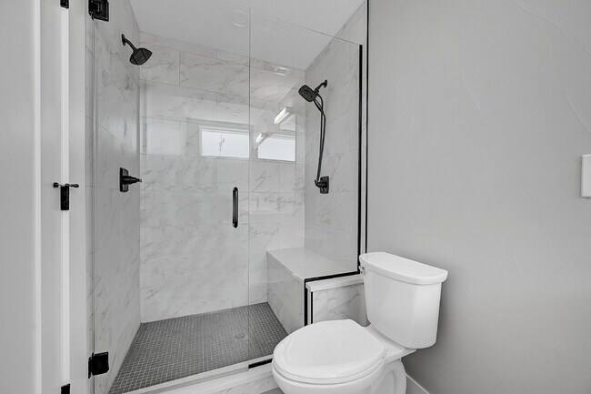 Building Photo - $3,400.00 - 2 Bedrooms, 3 Bathrooms, Townh...