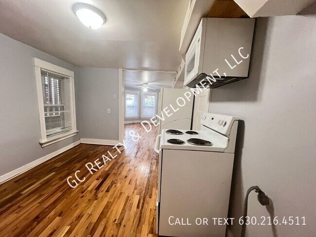 Building Photo - 3327 N Claremont Ave