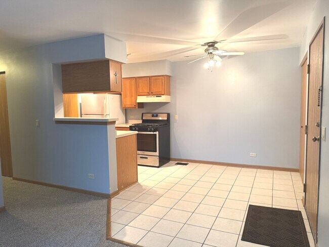 Building Photo - 727 Elm Ln