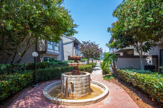 Building Photo - 9209 Village Glen Dr
