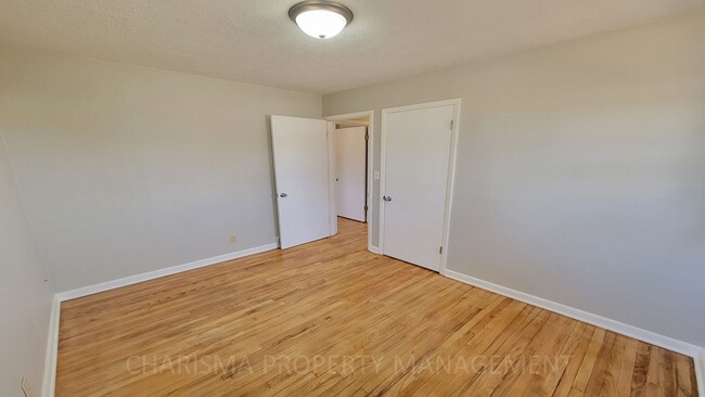 Building Photo - Newly Updated 2 Bedroom, 1.5 Bath House, C...