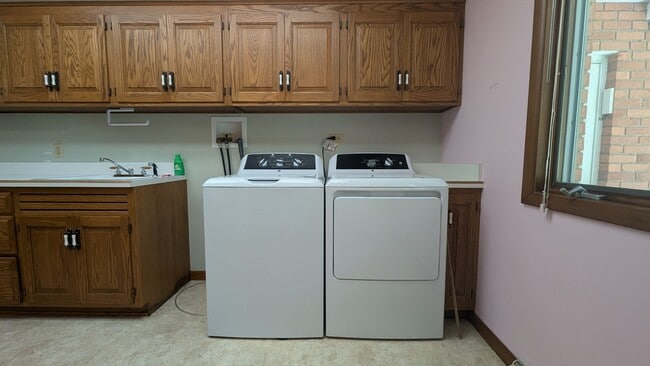 Building Photo - 7907 W R Ave