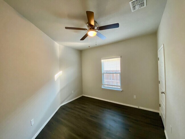 Building Photo - Luxury Duplex 3/2 in New Braunfels