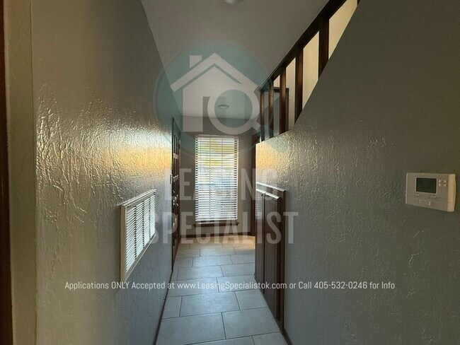 Building Photo - West Norman 2 Bed 1.5 Bath!