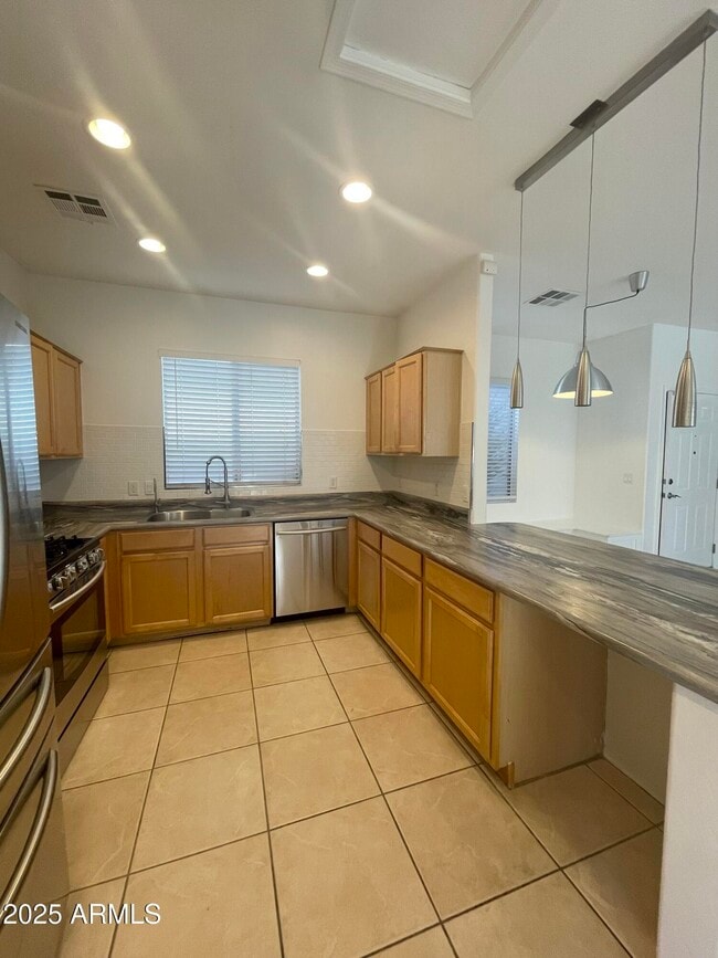 Building Photo - 646 E El Monte Pl