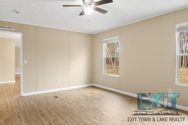 Building Photo - Beautiful Fully Renovated 3 Bed 2 Bath Home