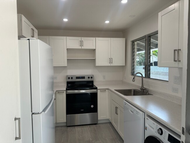 Building Photo - Single level 3 bedroom 2 bath townhome in ...