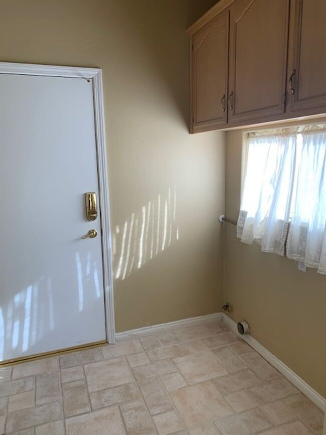 Building Photo - 9805 Paper Moon Way