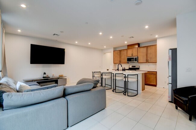 Building Photo - Stunning and Modern Townhome in Skye Canyon