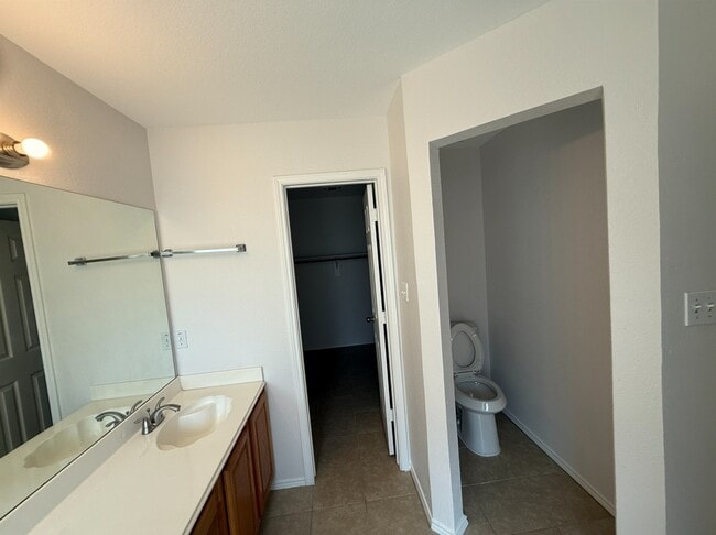 Building Photo - 3912 Silver Springs Dr