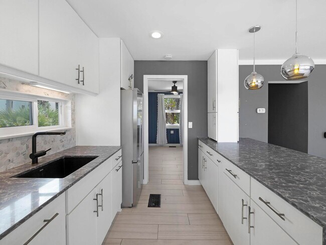 Building Photo - 5084 Atlantic View