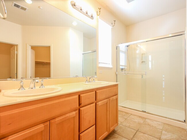Building Photo - Beautiful and Spacious 3BR 2.5BA Single Family Home
