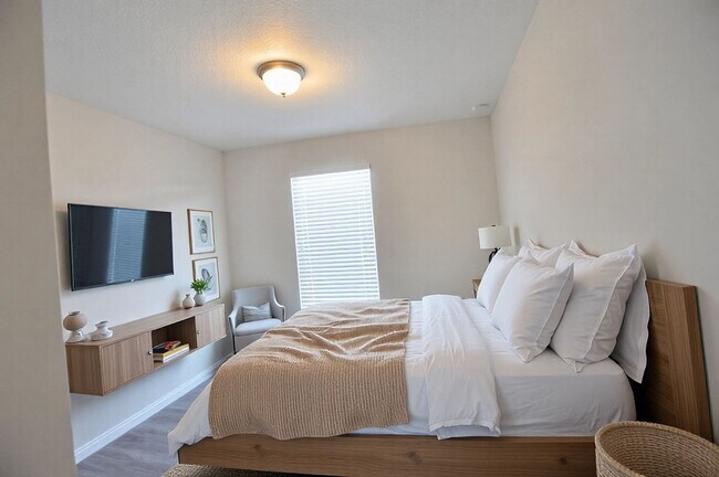 Building Photo - LIKE NEW OAKLEAF TOWNHOME!