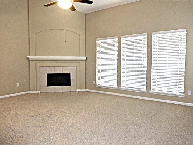 Building Photo - 423 Brushy Glen Dr