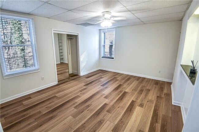 Building Photo - 1865 Oak Tree Hollow