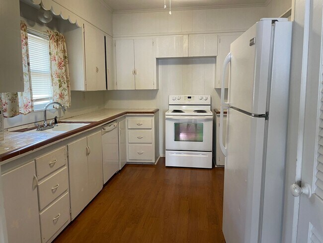 Building Photo - Two Bedroom Two Bathroom Home w/ a BONUS Room