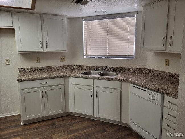 Building Photo - 2864 Country Club Dr