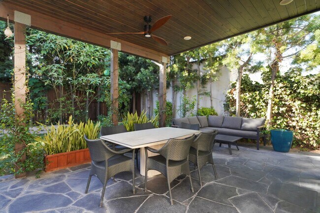Building Photo - 6 Bed 5 Bath House with Fully Converted Co...