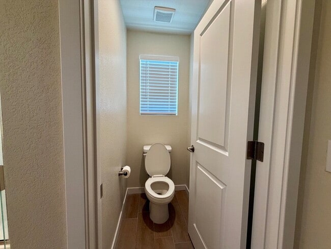 Building Photo - GORGEOUS 4 BED 3 BATH 2 CAR GARAGE SINGLE FAMILY HOME W/ LOFT, VAULTED ENTRYWAY, BACKYARD, AND BE...