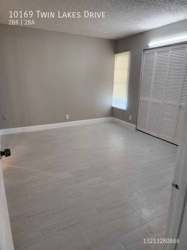 Building Photo - 10169 Twin Lakes Dr