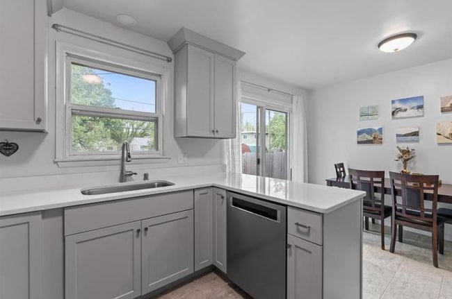 Building Photo - 2830 Moland St