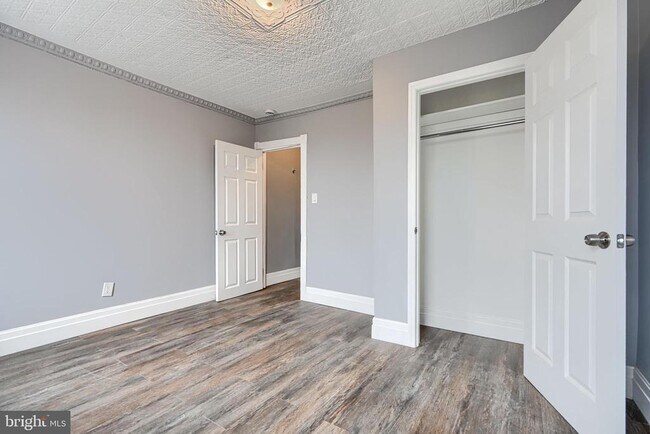 Building Photo - 2533 W Lombard St