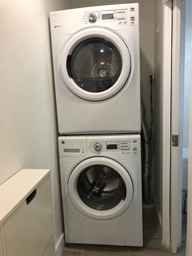 Large capacity washer/dryer in the unit - 4228 Lockwood Ave
