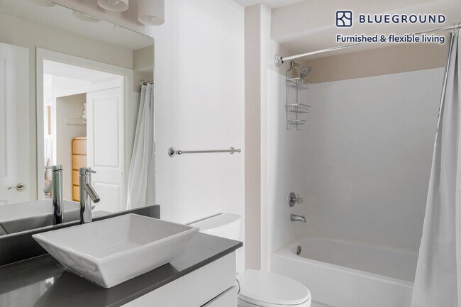 Building Photo - 526 Yale Ave N