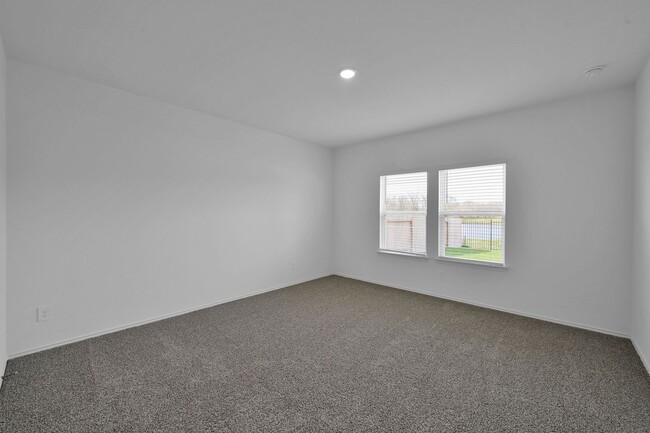 Building Photo - Never lived in 4 bed 3 bath with water views