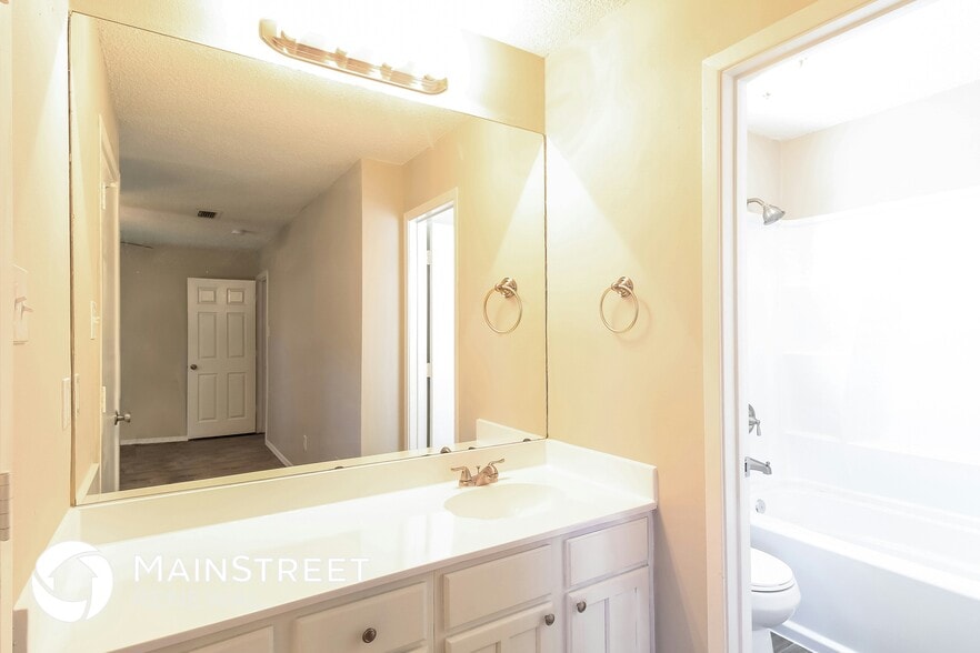 Building Photo - 6637 N Park Dr