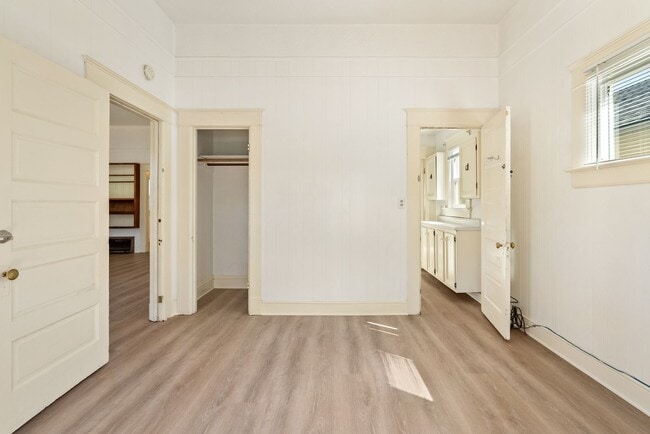 Building Photo - 5 Bedroom 2 Bathroom House - AVAILABLE JULY 2026 - MAY 2027