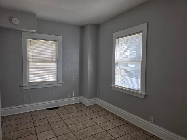 Building Photo - 321 Albert Ave