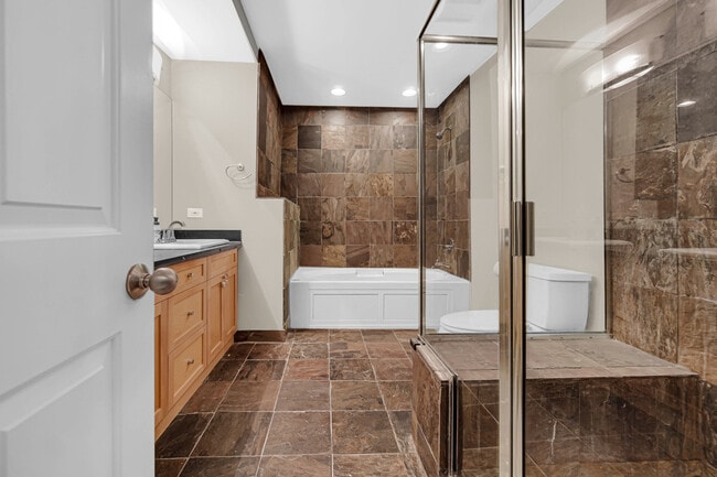 Building Photo - 1424 W Grand Ave