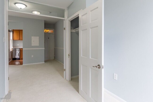Building Photo - Terrific Two Bedroom Gem in Georgetown! Pa...