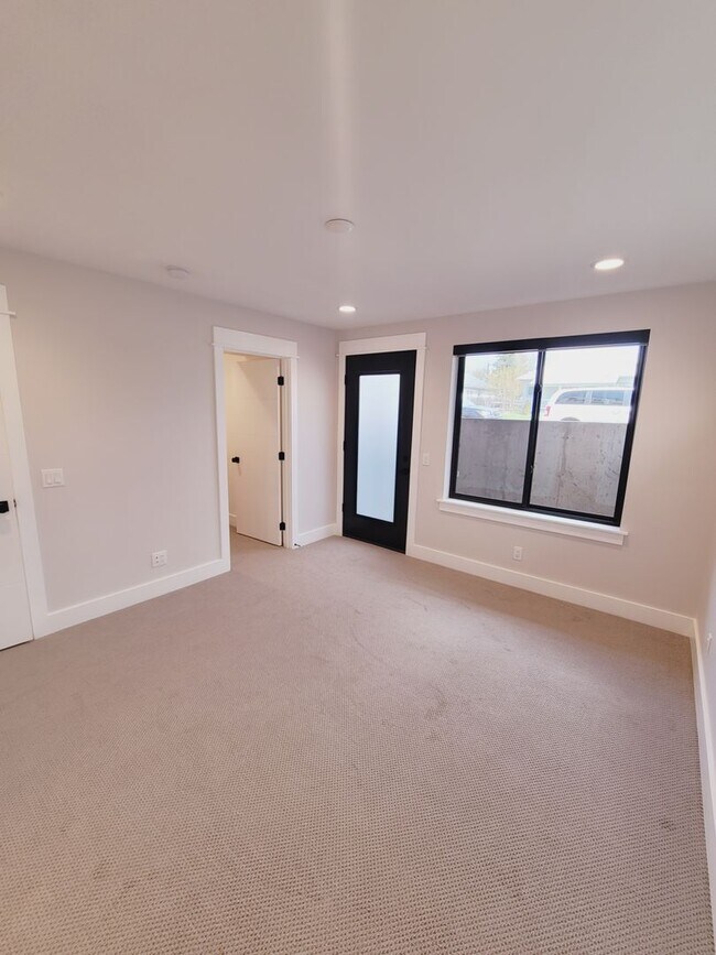 Building Photo - Luxury Downtown Townhome