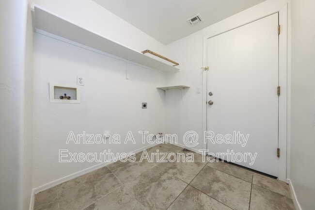 Building Photo - 352 S Vía De Los Rosales