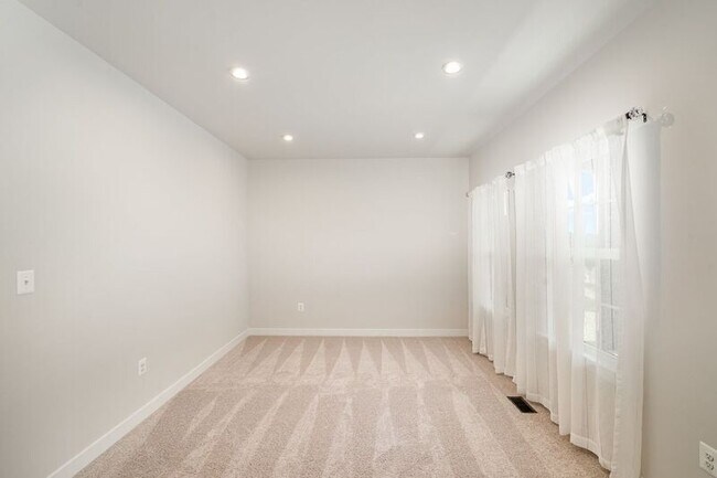 Building Photo - 1216 City View Ln