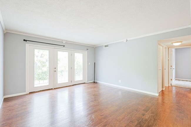 Building Photo - Spacious 2BR/1BA in Pembroke Gardens!