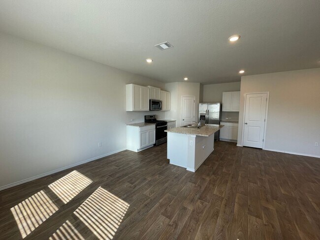 Building Photo - Beautiful 4 bedroom, 2.5 bathroom home in a great location!