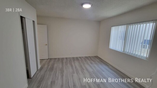Building Photo - 13113 Oxnard St