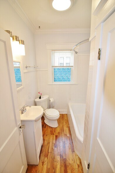 Building Photo - 1711 Villa Pl