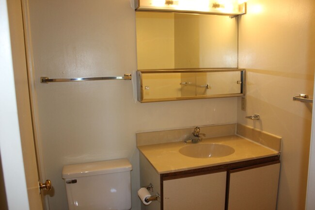 Building Photo - Two Bedroom Condo For Rent