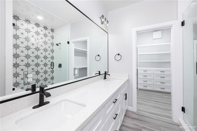 Building Photo - 19 Rabbit Run Ave