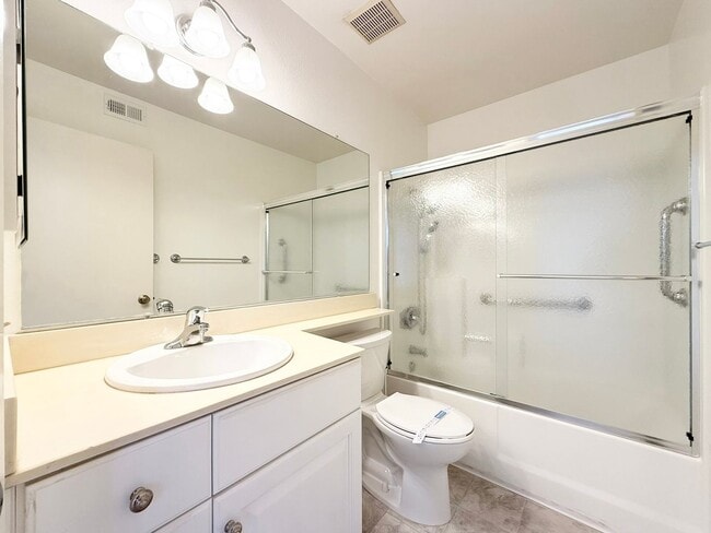 Building Photo - Single Story Townhome in Escondido!